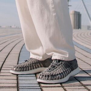 Keens Uneek O2 Men’s Outdoor Hybrid Sneaker Cord Sandal size 9.0 Gray Day Hiking